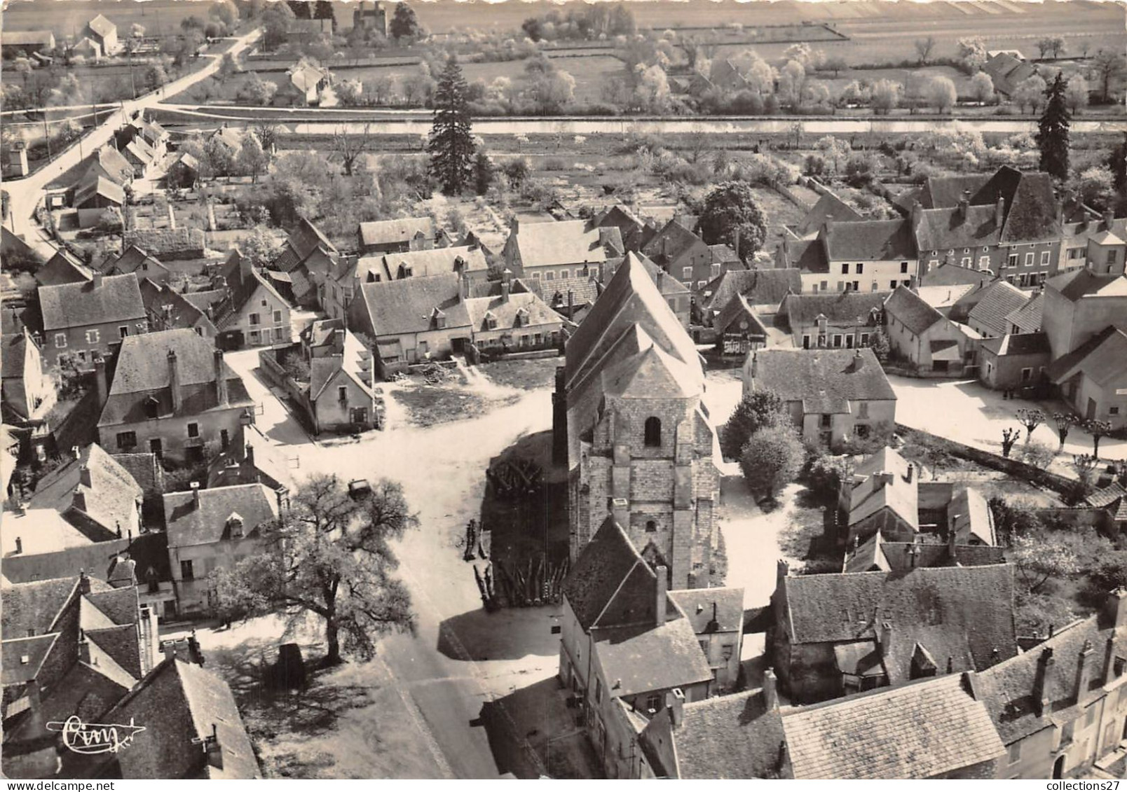 18-LERE- VUE AERIENNE L'EGLISE ET LA PLACE - Lere