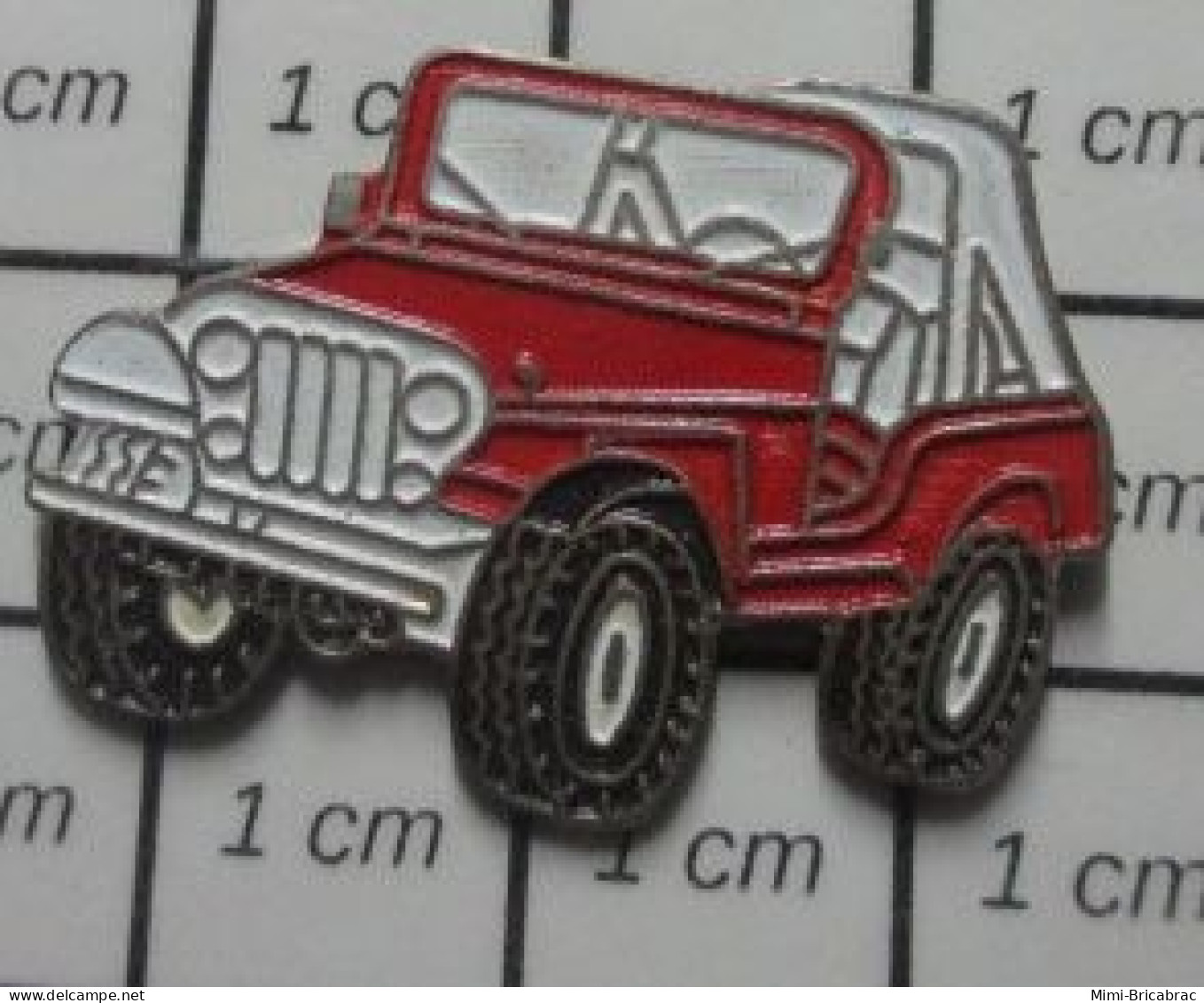 1722 Pin's Pins / Beau Et Rare / POMPIERS / LA JEEP ROUGE ET BLANCHE DU PERE NOEL - Pompiers