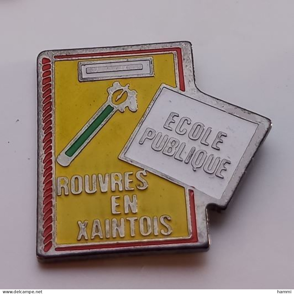 N412 Pin's Cahier école Publique Rouvres En Xaintois Vosges Achat Immédiat - Steden