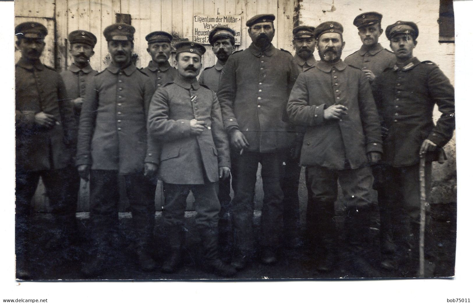 Carte Photo De Deux Officiers Et Des Soldats Allemand Devant Leurs Barraque A L'arrière Du Front En 14-18 - 1914-18