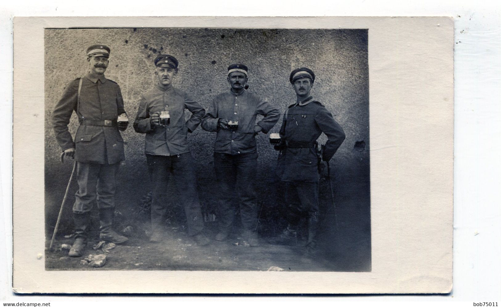 Carte Photo De Trois Officiers Et Un Sous-officier Allemand Buvant Une Bière Dans Une Ferme A L'arrière Du Front En 14-1 - 1914-18