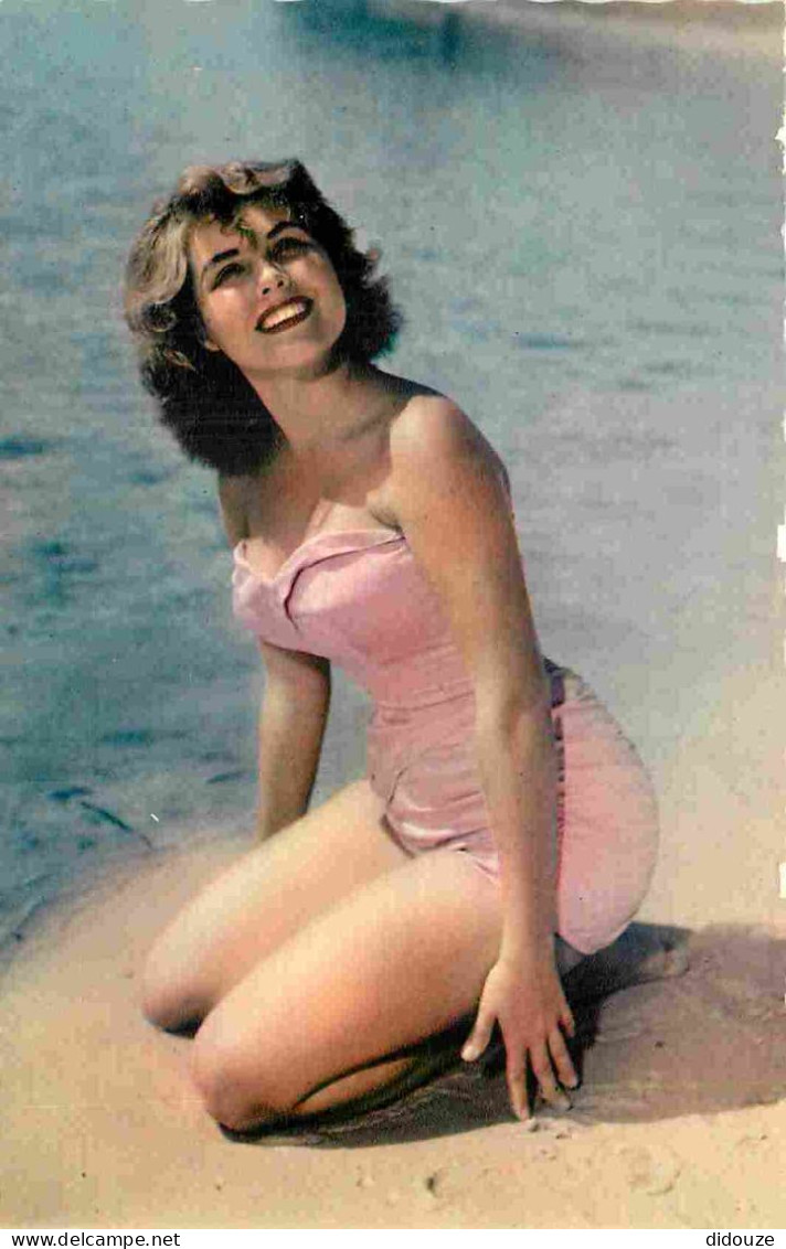 Thèmes - Pin-ups - Femme En Maillot De Bain - Baigneuse - Carte Dentelée - CPSM Format CPA - Voir Scans Recto-Verso - Pin-Ups