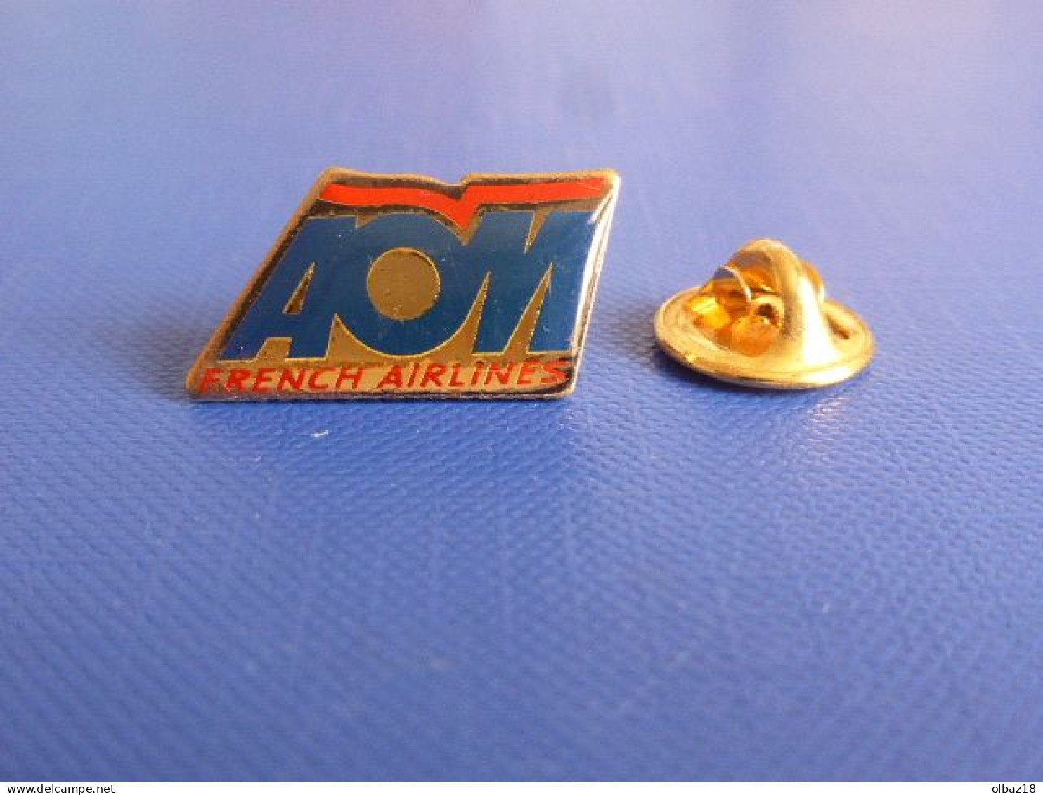 Pin's Compagnie Aérienne - AOM - Air Outre Mer - Logo Avec Epoxy (BB6) - Aviones