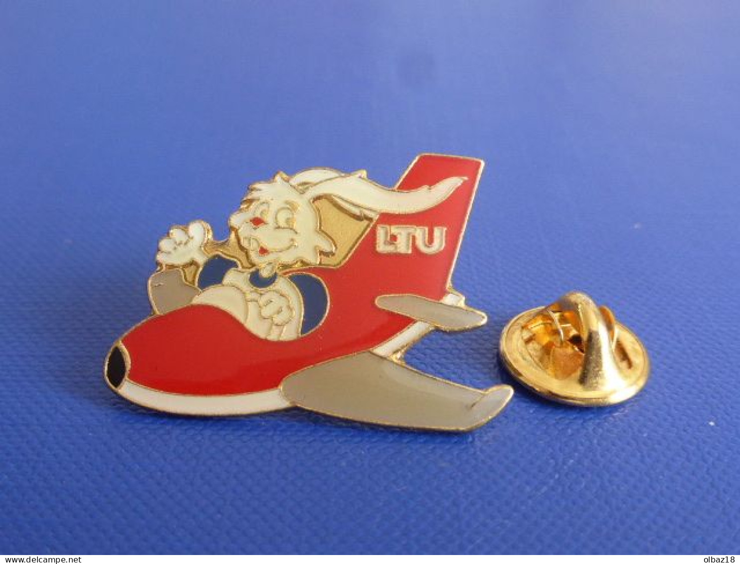 Pin's LTU - Lapin Dans Avion - Pilote - Compagnie Aérienne Allemagne (BB41) - Aviones