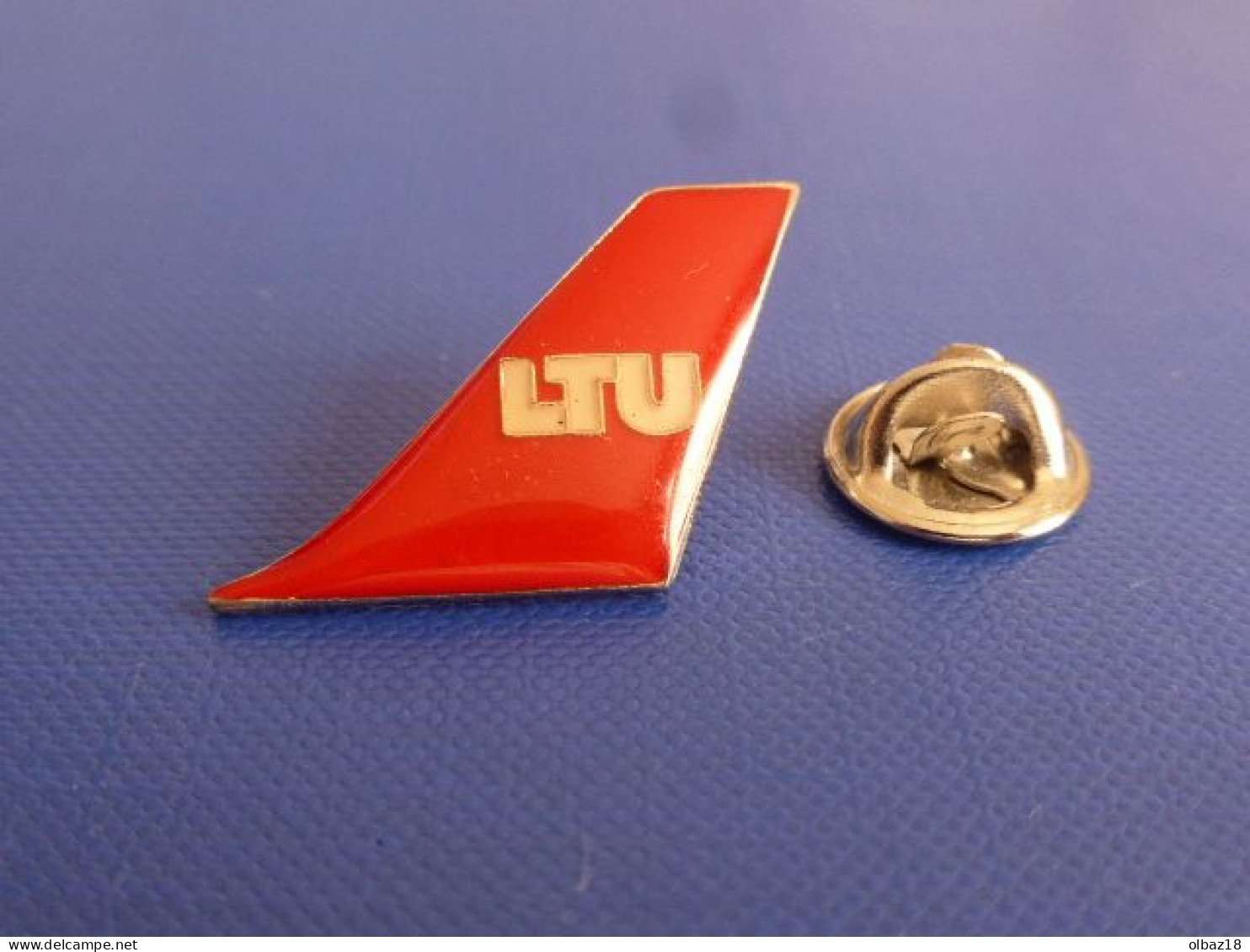 Pin's Compagnie Aérienne - LTU - Dérive Avion Allemagne (BB52) - Luftfahrt