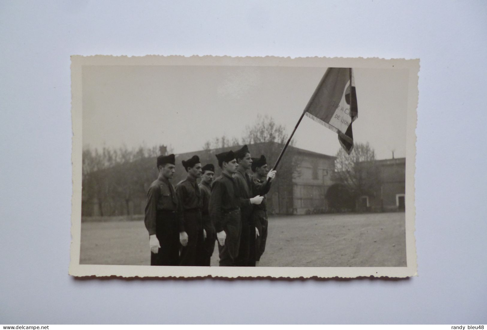 3 Cartes  Photo -   LYON  -  Milice  -  Chantier De Jeunesse ?  --  Voir Drapeau  ...... Inscription ... Au Camp De Lyon - Weltkrieg 1939-45