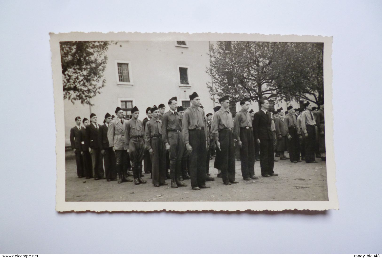 3 Cartes  Photo -   LYON  -  Milice  -  Chantier De Jeunesse ?  --  Voir Drapeau  ...... Inscription ... Au Camp De Lyon - Weltkrieg 1939-45