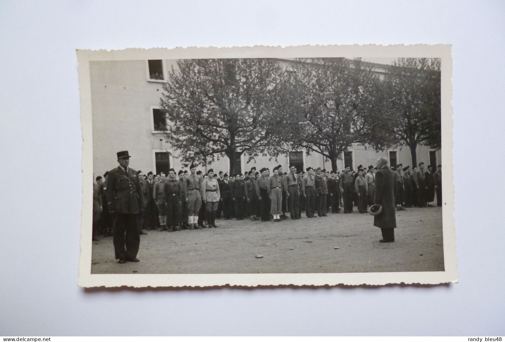 3 Cartes  Photo -   LYON  -  Milice  -  Chantier De Jeunesse ?  --  Voir Drapeau  ...... Inscription ... Au Camp De Lyon - Weltkrieg 1939-45