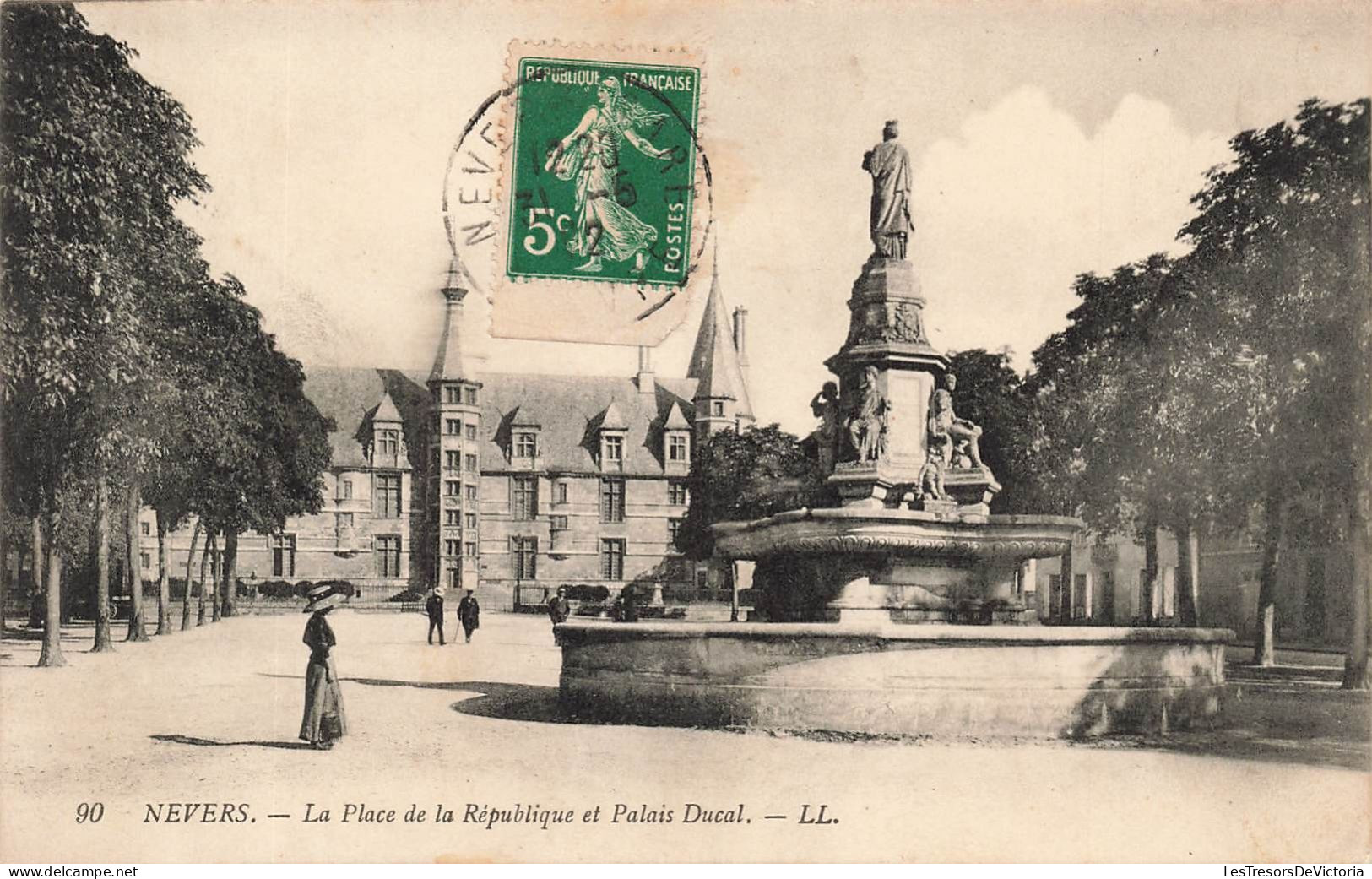 FRANCE - Nevers - Vue Sur La Place De La République Et Palais Ducal - L L - Fontaine - Animé - Carte Postale Ancienne - Nevers