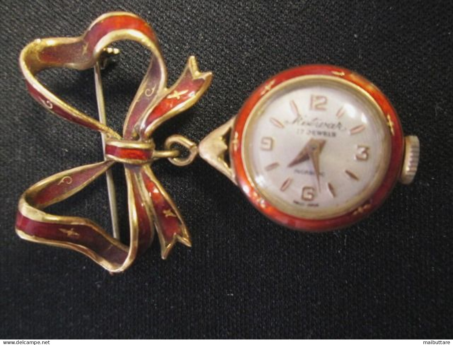 Deliziosa Spilla Con Orologio Pendente Marca Metruar MATERIALE: Oro E Smalto Rosso Con Roselline Smaltate A 18 Carati. - Orologi Antichi