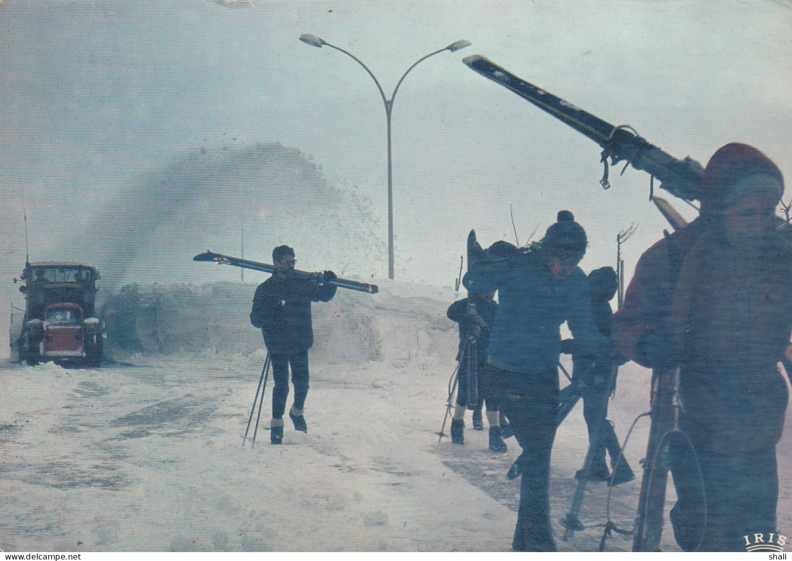 CPSM AUVERGNE EN HIVER CHASSE NEIGE ET DEPART POUR LE SKI - Sports D'hiver