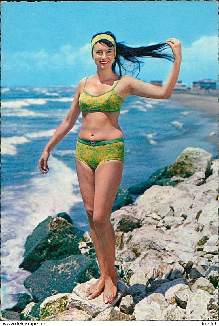 PIN-UP RISQUE BATHING BEAUTY SWIMSUIT / BIKINI - EDIT CECAMI N. 383 --- 1960s  (TEM438) - Pin-Ups