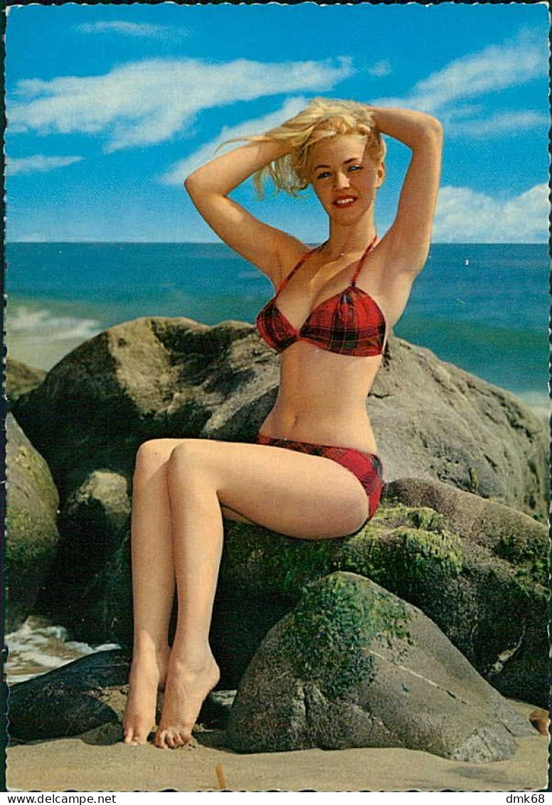 PIN-UP RISQUE BATHING BEAUTY SWIMSUIT / BIKINI -  EDIT KRUGLER  --- 1960s  (TEM444) - Pin-Ups