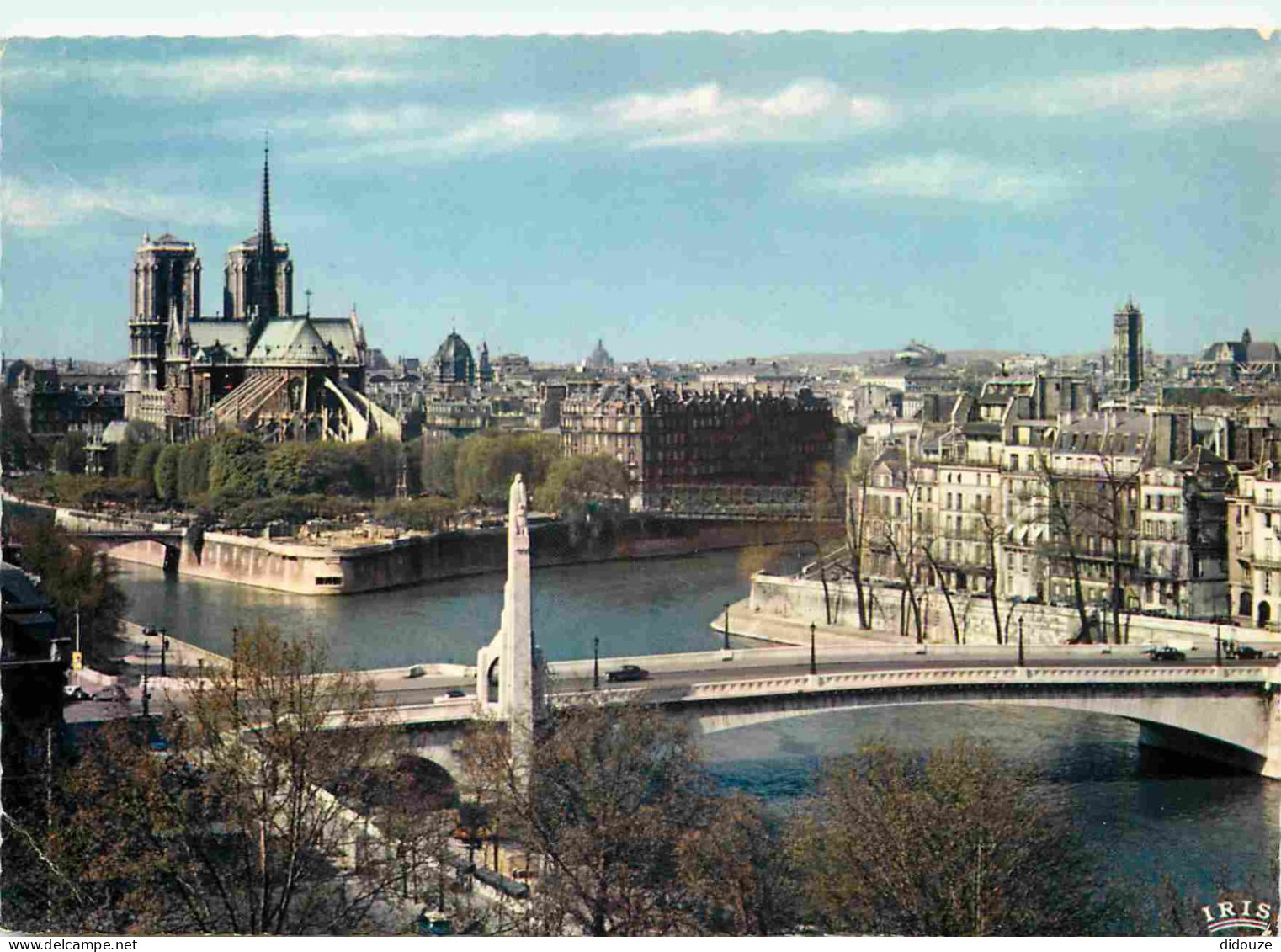 75 - Paris - La Seine Et Ses Bords - Cathédrale Notre Dame - Statue De Sainte-Geneviève - Carte Dentelée - CPSM Grand Fo - La Seine Et Ses Bords