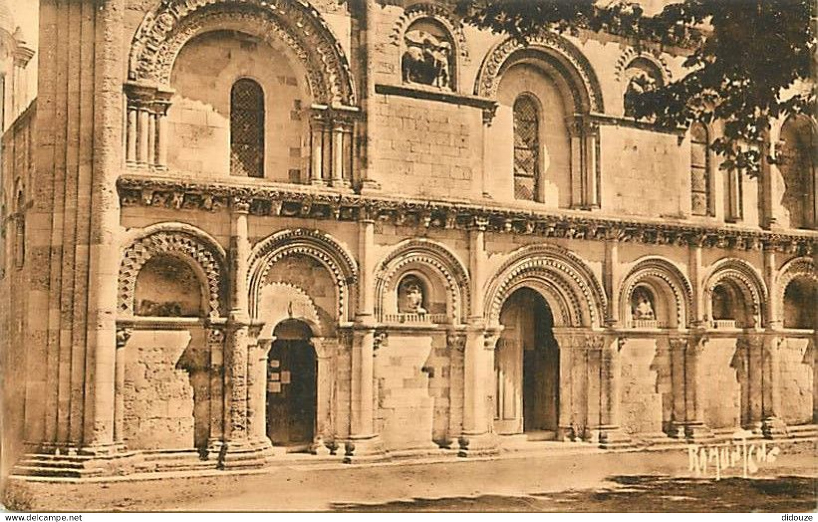 17 - Surgères - L'Eglise Notre-Dame - Façade Romane Du XIIe Siècle - CPM - Voir Scans Recto-Verso - Surgères