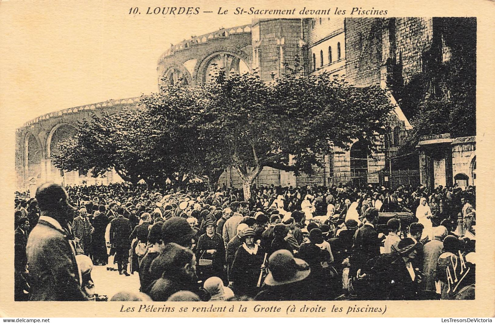 FRANCE - Lourdes - Le Saint Sacrement Devant Les Piscines - Les Pèlerins - Animé - Carte Postale Ancienne - Lourdes