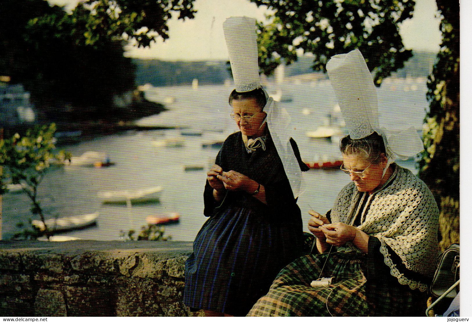 Bigourdenne S Faisant De La Dentelle Sur Le Port Sainte Marine écrite De Bénodet En 1983 ( Coiffe - Personen