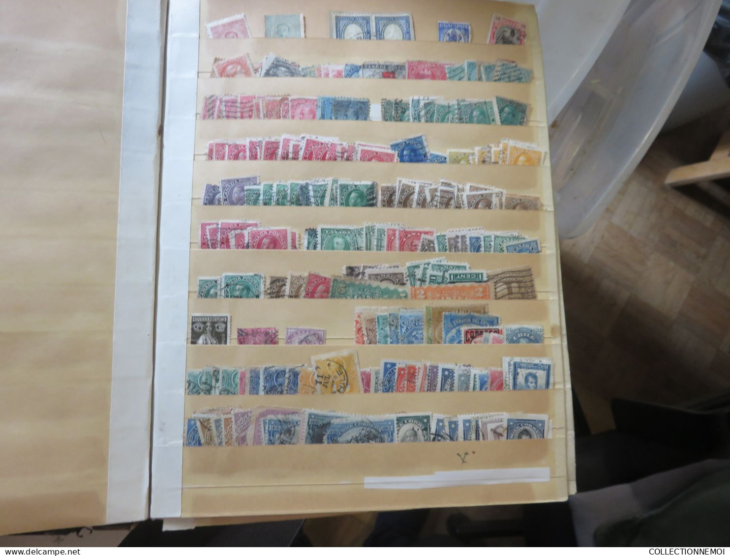 1 CLASSEURS AVEC BEAUCOUP DE TIMBRES Vendu Comme Il Est,,je Photographie TOUTES LES PAGES - Vrac (min 1000 Timbres)