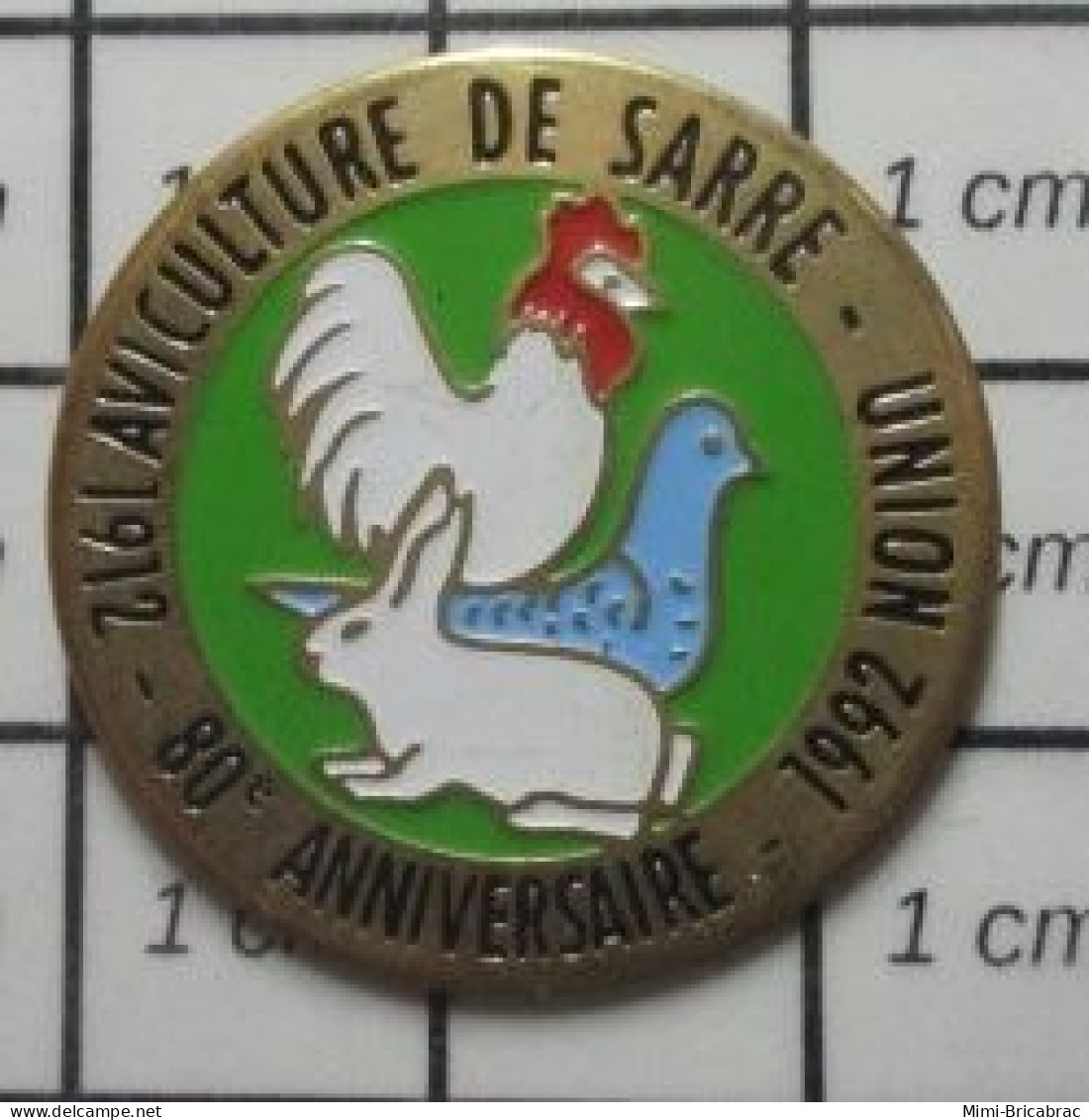 713c Pin's Pins / Beau Et Rare : ANIMAUX / COQ LAPIN AVICULTURE SARRE-UNION 80e ANNIVERSAIRE - Tiere