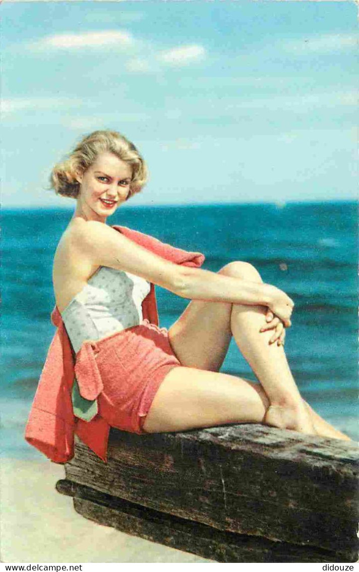 Thèmes - Pin-ups - Femme Sur La Plage - Baigneuse - Carte Dentelée - CPSM Format CPA - Voir Scans Recto-Verso - Pin-Ups