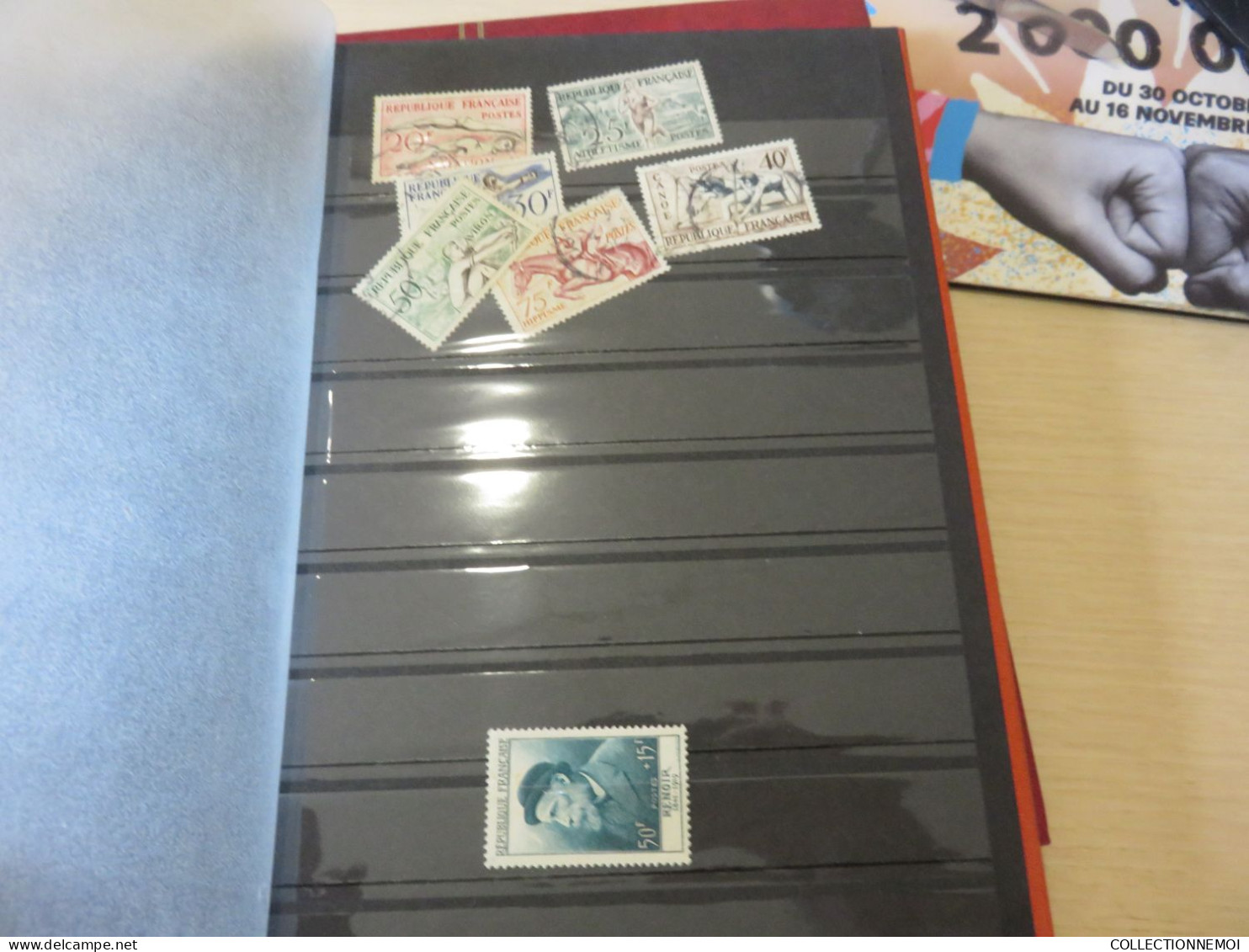 2 classeurs et 1 vracs d'envellopes de timbres de FRANCE sans valeurs ,,que pour pochettes ,,,vendu comme c'est