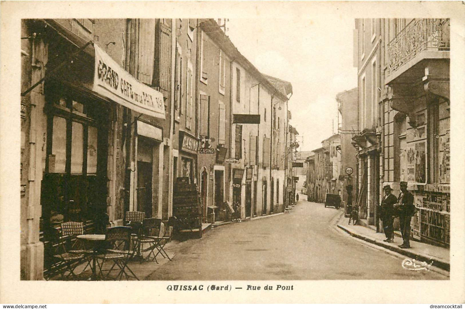 30 QUISSAC. Café De La Paix  Et Casino Face Pompe à Essence Rue Du Pont 1946 - Quissac