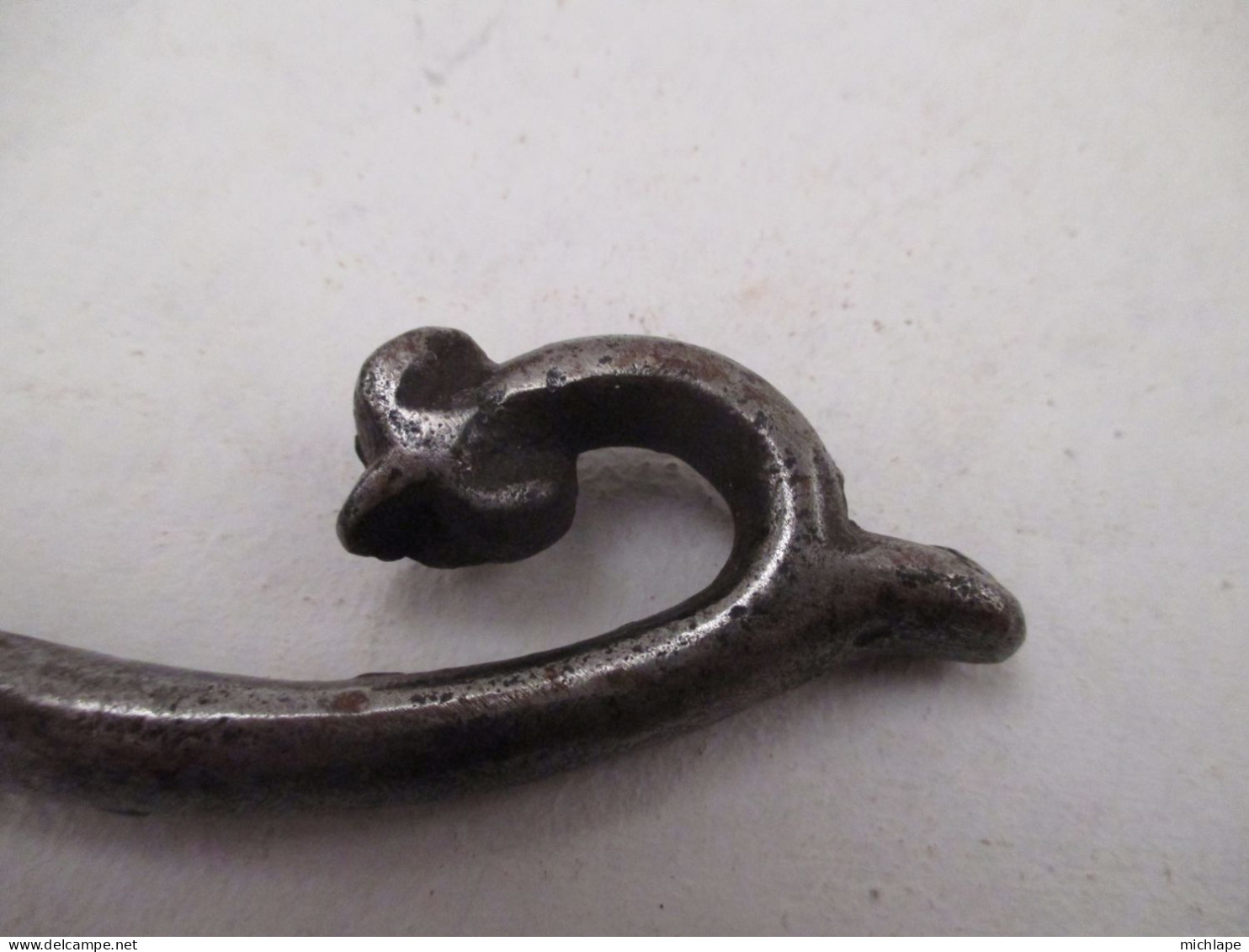 Superbe  Clef De Pompe  De Garde  Champètre  XVIII Em -  Fleur De Lis  - Poids 230 Gr - Ancient Tools