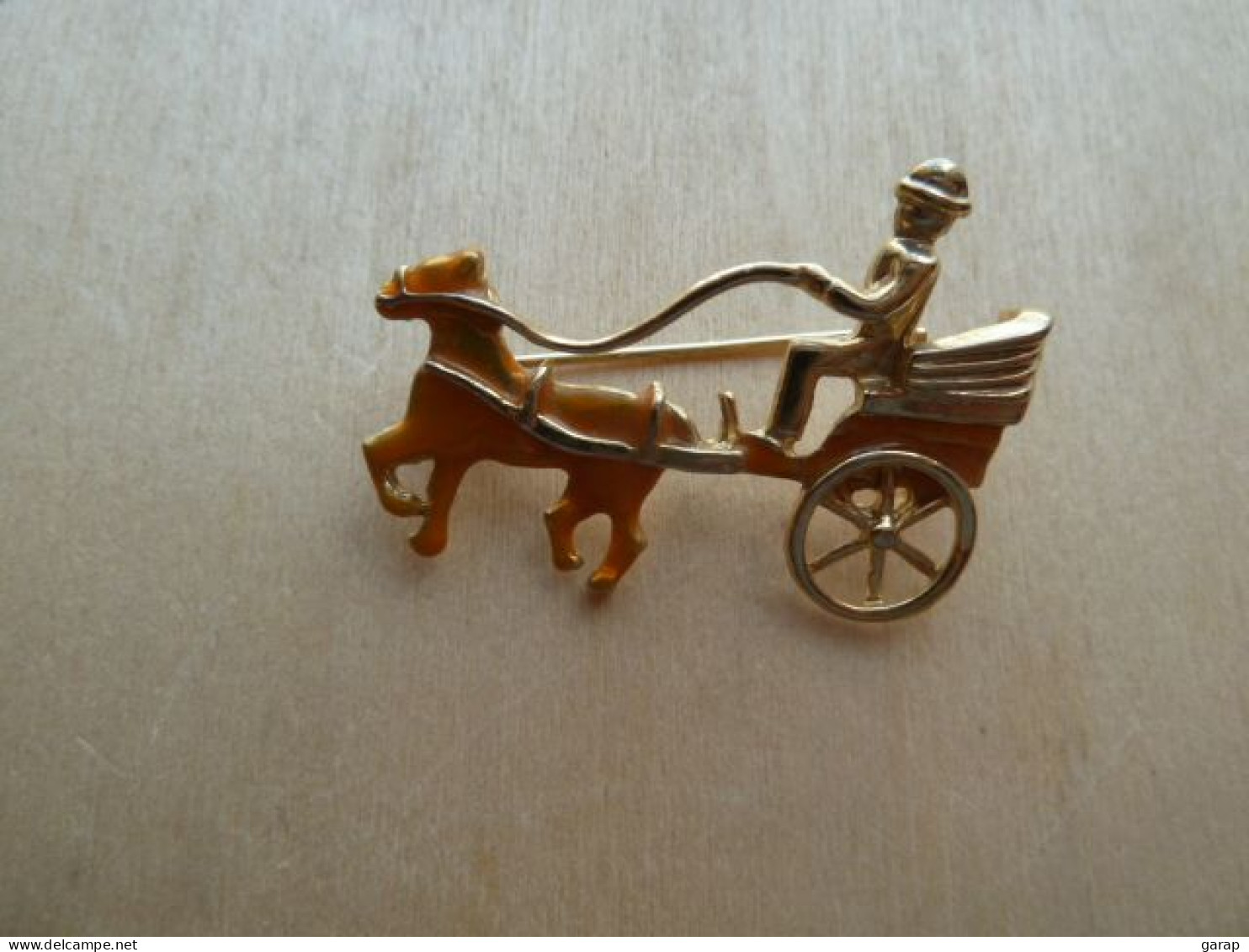 Broc-131 Broche Représentant Une Voiture émaillée Jaune Et Son Cheval Avec Conducteur Métal Doré - Brooches