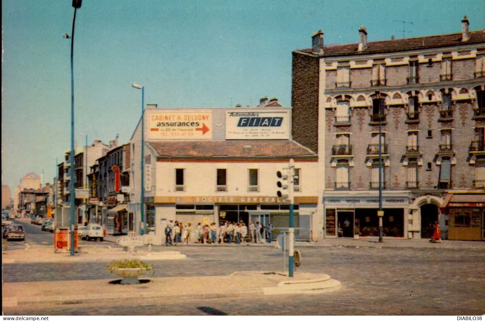 LA COURNEUVE     ( SEINE SAINT-DENIS )    PLACE DU 8 MAI 1945  ( PUBLICITE : FIAT , SOCIETE GENERALE ) - La Courneuve