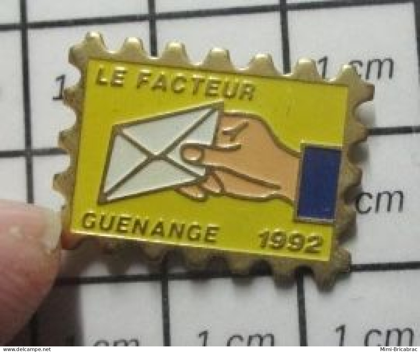 1618A  Pin's Pins / Beau Et Rare : POSTES / EN FORME DE TIMBRE POSTE LE FACTEUR GUENANGE 1992 - Mail Services