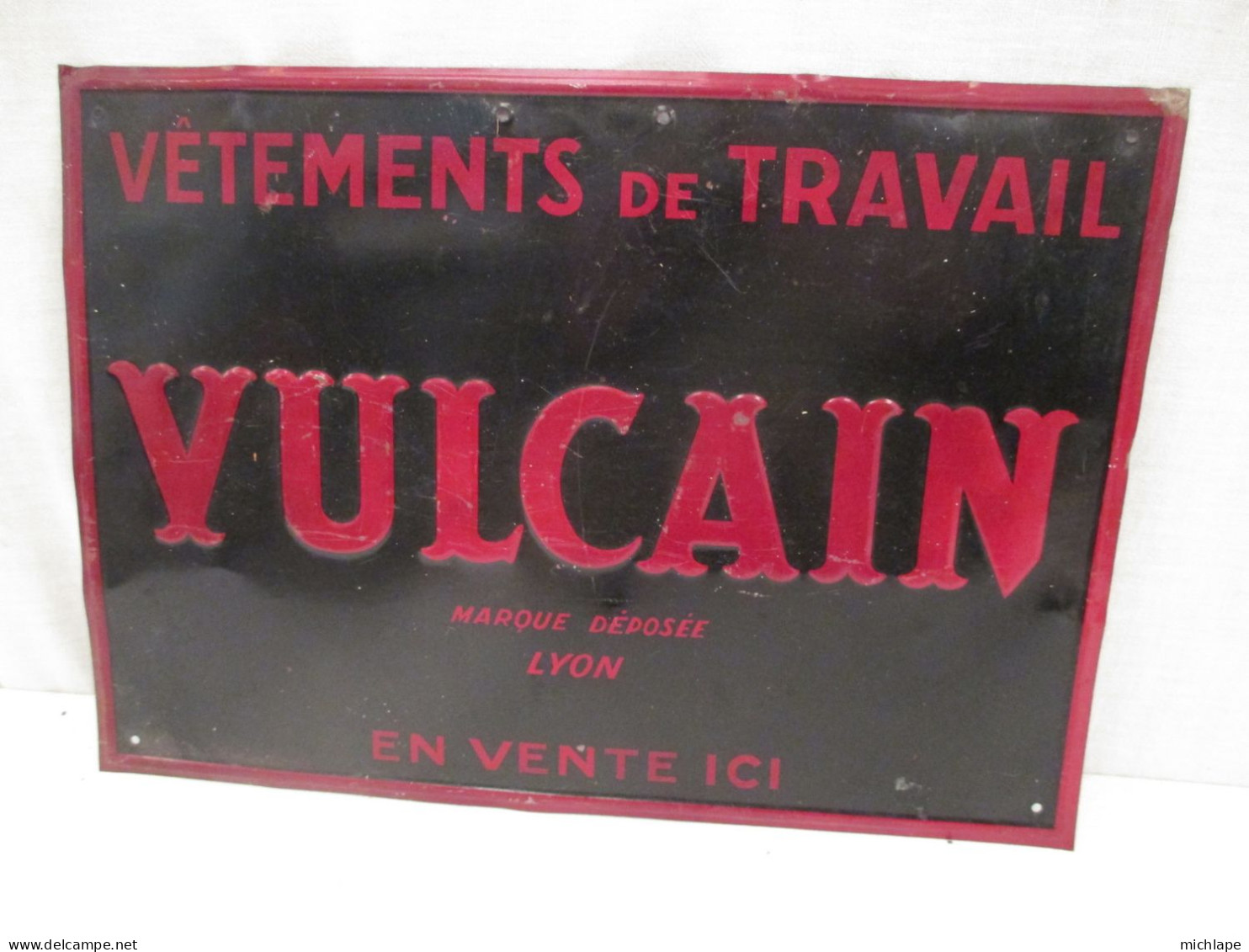 Plaque  En Tole Emboutie  - VULCAIN -  34 Cm Sur 25 Cm -   Pas  émaillée - - Arte Popular