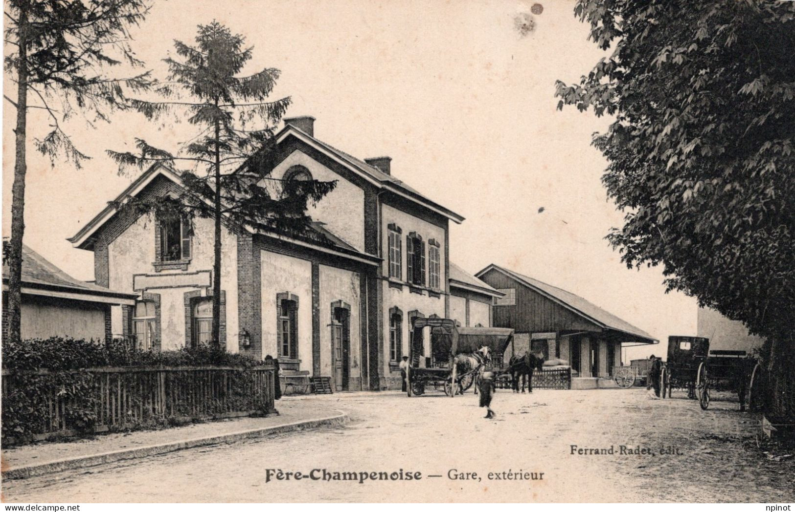 C P A  - 51 - FERE - CHAMPENOISE -  Gare  Exterieur - Fère-Champenoise