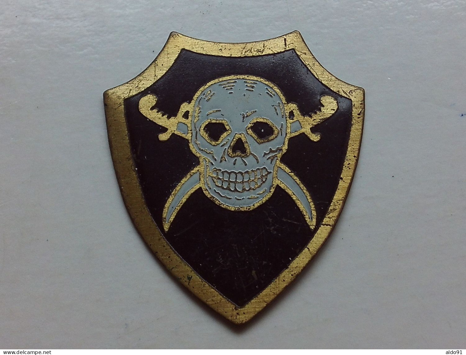 (Militaria - Syrie...) -  Insigne De La Garde Républicaine Syrienne (Tête De Mort Sur 2 Sabres Courbes) ......voir Scans - Andere & Zonder Classificatie