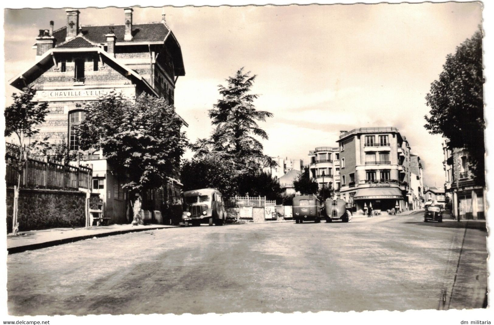 78 - TRÈS BELLE CARTE PHOTO ANIMÉE : VIROFLAY PLACE DE VERDUN - VOITURES ANCIENNES - CAMIONS - BUS - YVELINES - Viroflay