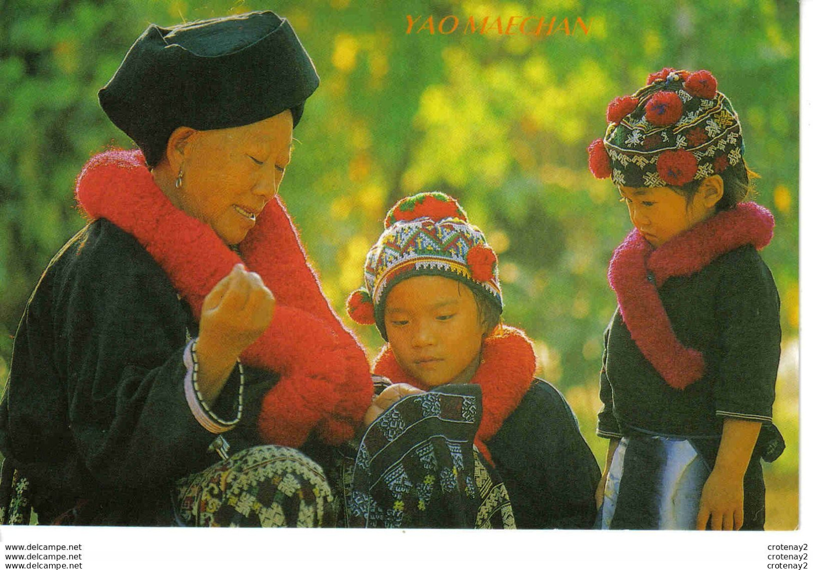 Thailand Thaïlande Yao Maechan Tam Ma Charig Home Chiangrai Femme Fait De La Couture Devant Ses Enfants VOIR DOS - Groupes D'enfants & Familles