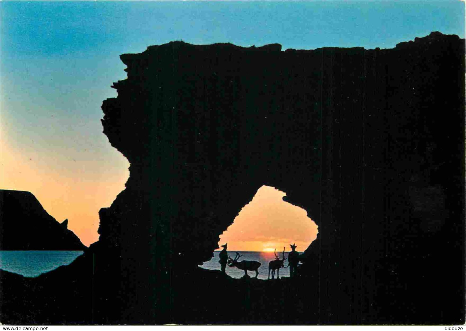 Norvège - Nordkapp - Midnattsol - Kirkeporten Med Nordkapp I Bakgrunnen - Midnight Sun At The Arch Near North-Cape - Nor - Norvegia