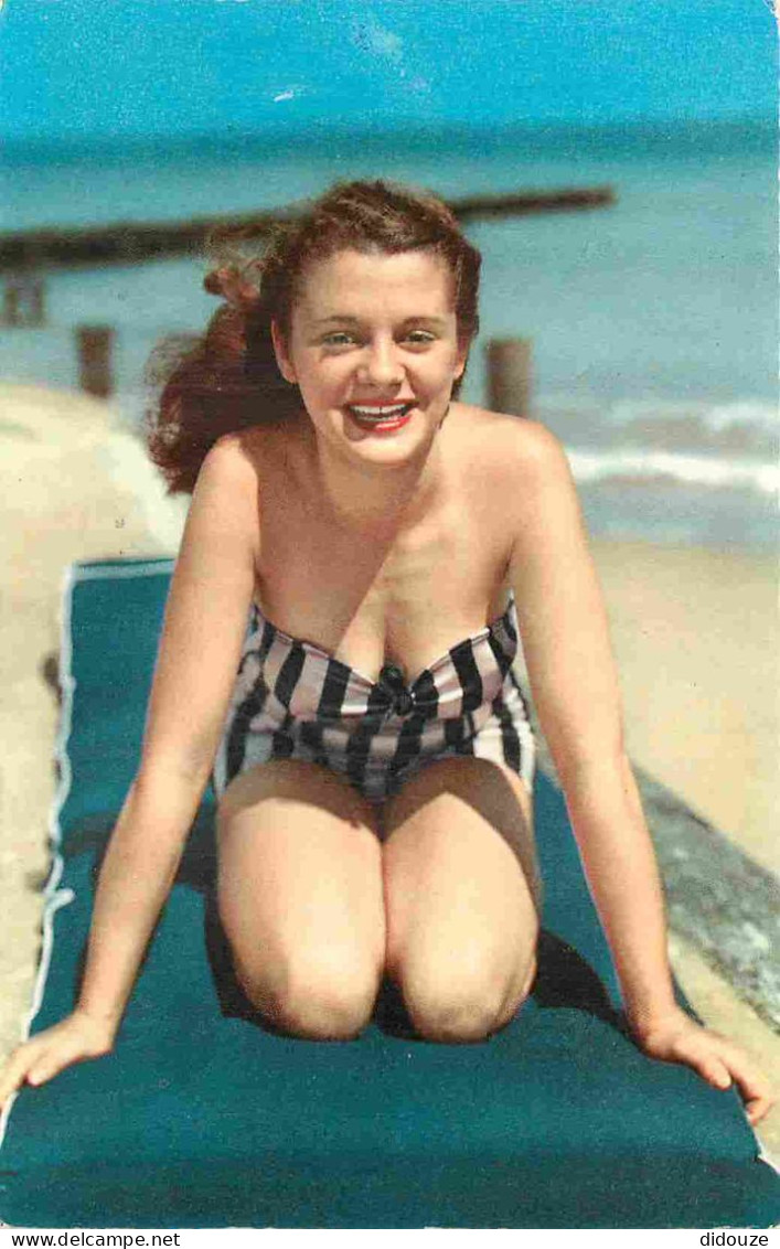 Thèmes - Pin-ups - Femme En Maillot De Bain - Baigneuse - Carte Dentelée - CPSM Format CPA - Voir Scans Recto-Verso - Pin-Ups