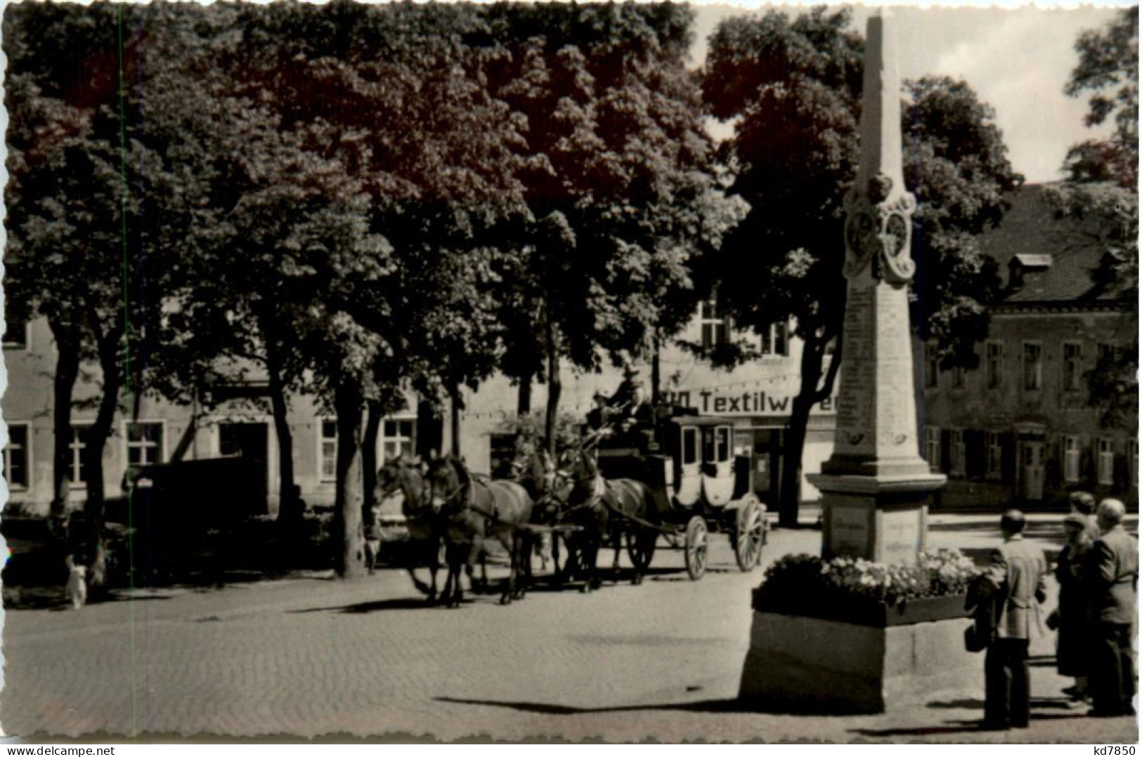 Oberwiesenthal, Die Postkutsche An Der Postmeilensäule Auf Dem Markt - Oberwiesenthal