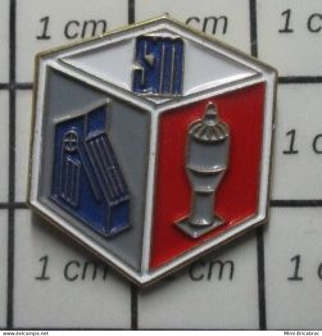 1618A  Pin's Pins / Beau Et Rare / THEME : MARQUES / CUBE TRICOLORE MAIS SM QUAND MÊME Par TOULEMBAL - Trademarks