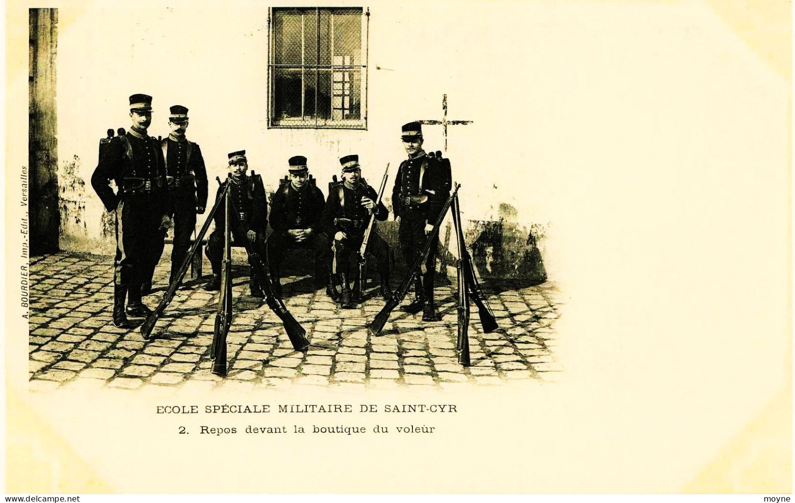 3386 -SAINT - CYR : Ecole Spéciale Militaria En 1900 - REPOS DEVANT LA BOUTIQUE DU VOLEUR- .ECOLE D'OFFICIERS Dos Non Sé - Régiments