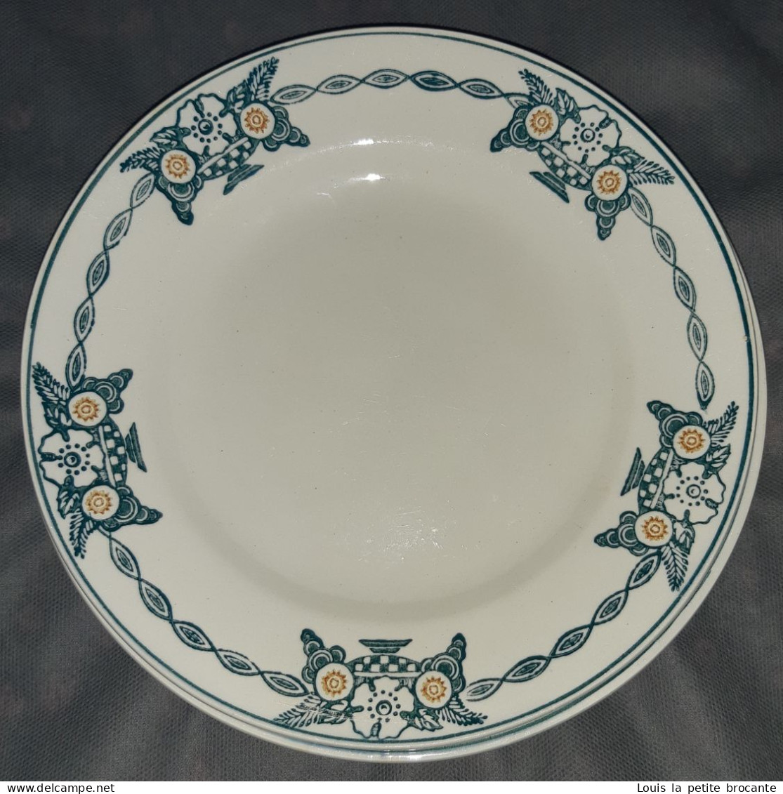 6 assiettes plates des Grands établissements céramiques de ST AMAND, modèle 6525 série 2. Diamètre 22,5cm.