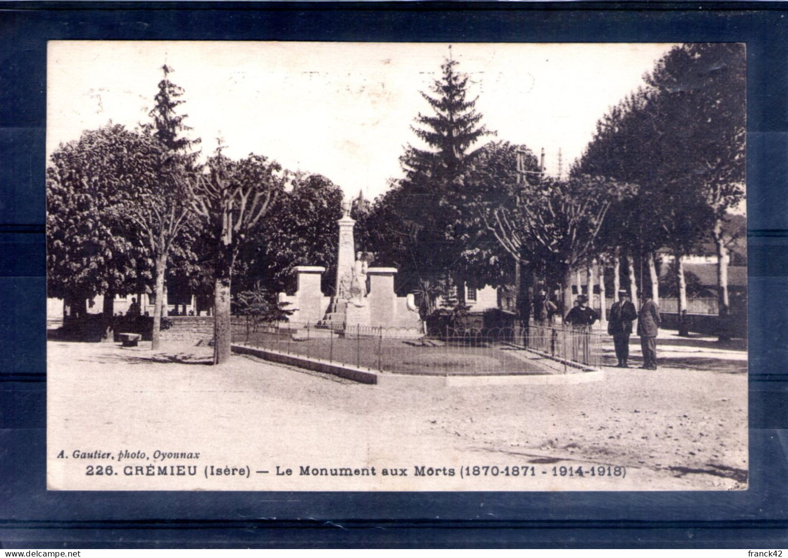 38. Cremieu. Le Monument Aux Morts - Crémieu