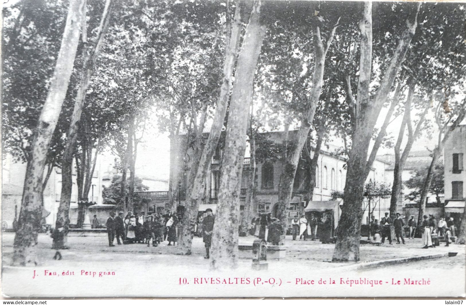 C. P. A. : 66 : RIVESALTES : Place De La République, Le Marché, Timbre En 1919 - Rivesaltes