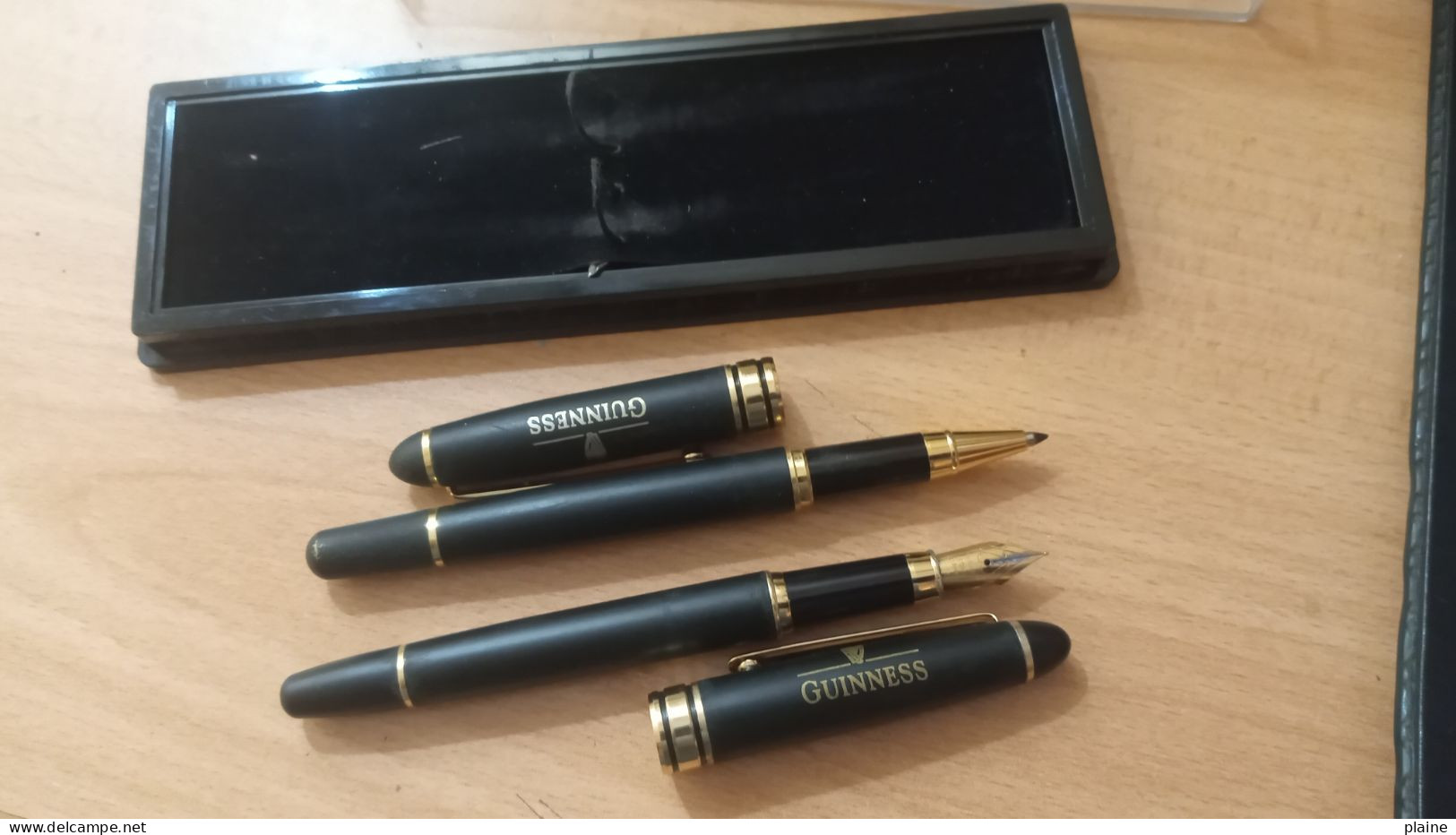 02 STYLOS- 1 PLUME/ 1BILLE NOIRS-GUINNESS - Pens