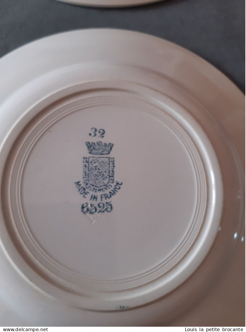 6 Assiettes Plates Des Grands établissements Céramiques De ST AMAND, Modèle 6525 Série 32. - Borden