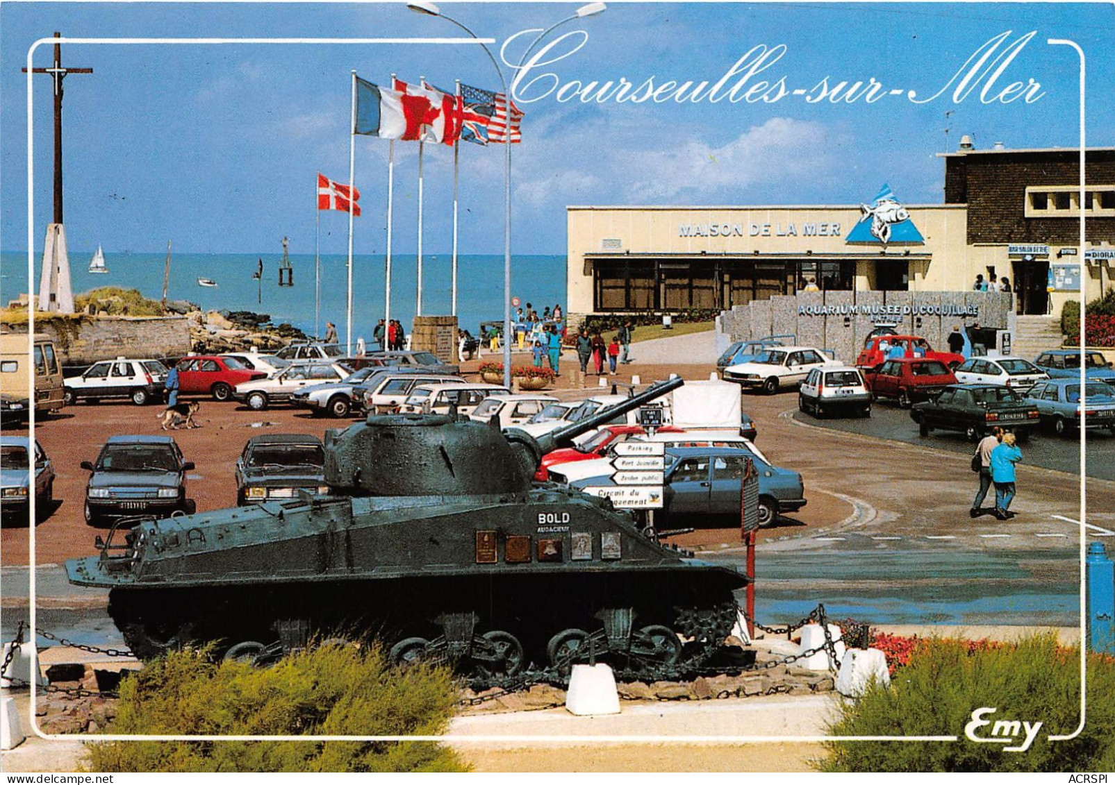 COURSEULLE SUR MER La Place Du 6 Juin Au Premier Plan Le Char A Double Propulsion SHERMAN 45(scan Recto-verso) MA703 - Courseulles-sur-Mer