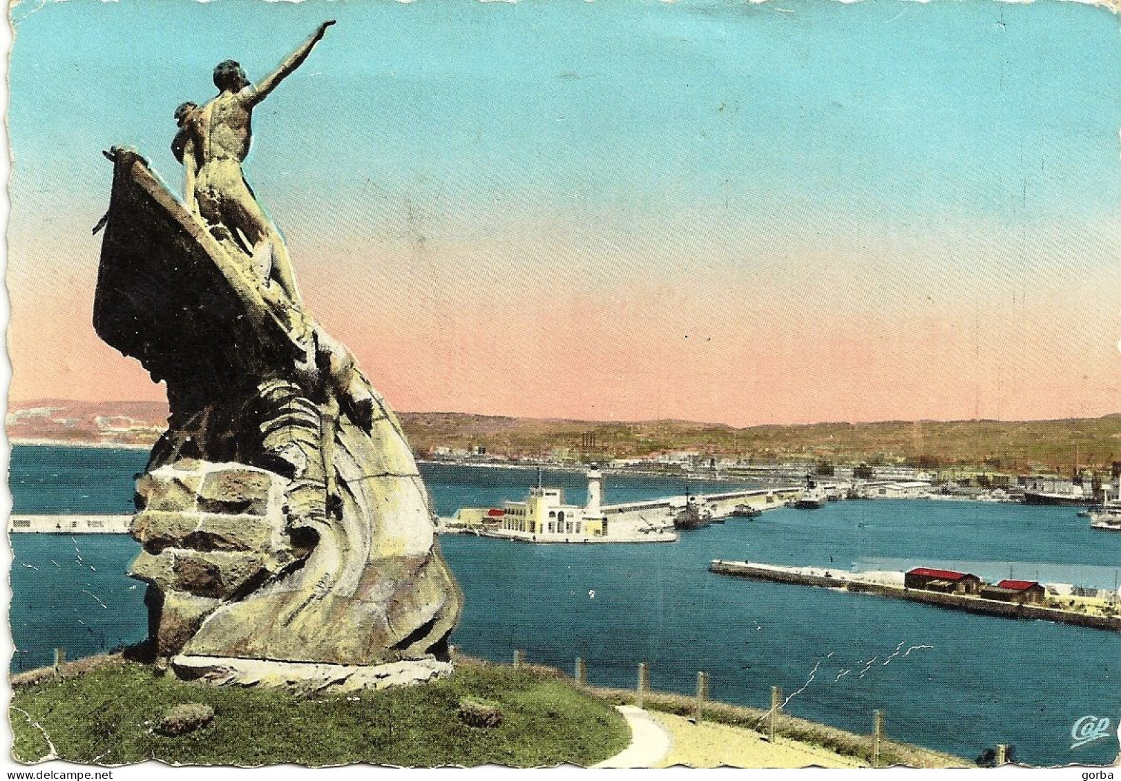 *CPM  - 13 - MARSEILLE - La Joliette Et Le Monument Des Marins Morts En Mer - Joliette