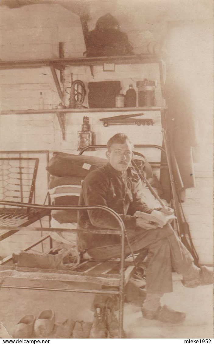 Photocarte De 1921 Intérieur Chambre Militaire Caserne  à Saint-Denis , Mons ( Fusil Clairon Lit Au Carré ( Voir Verso - Mons