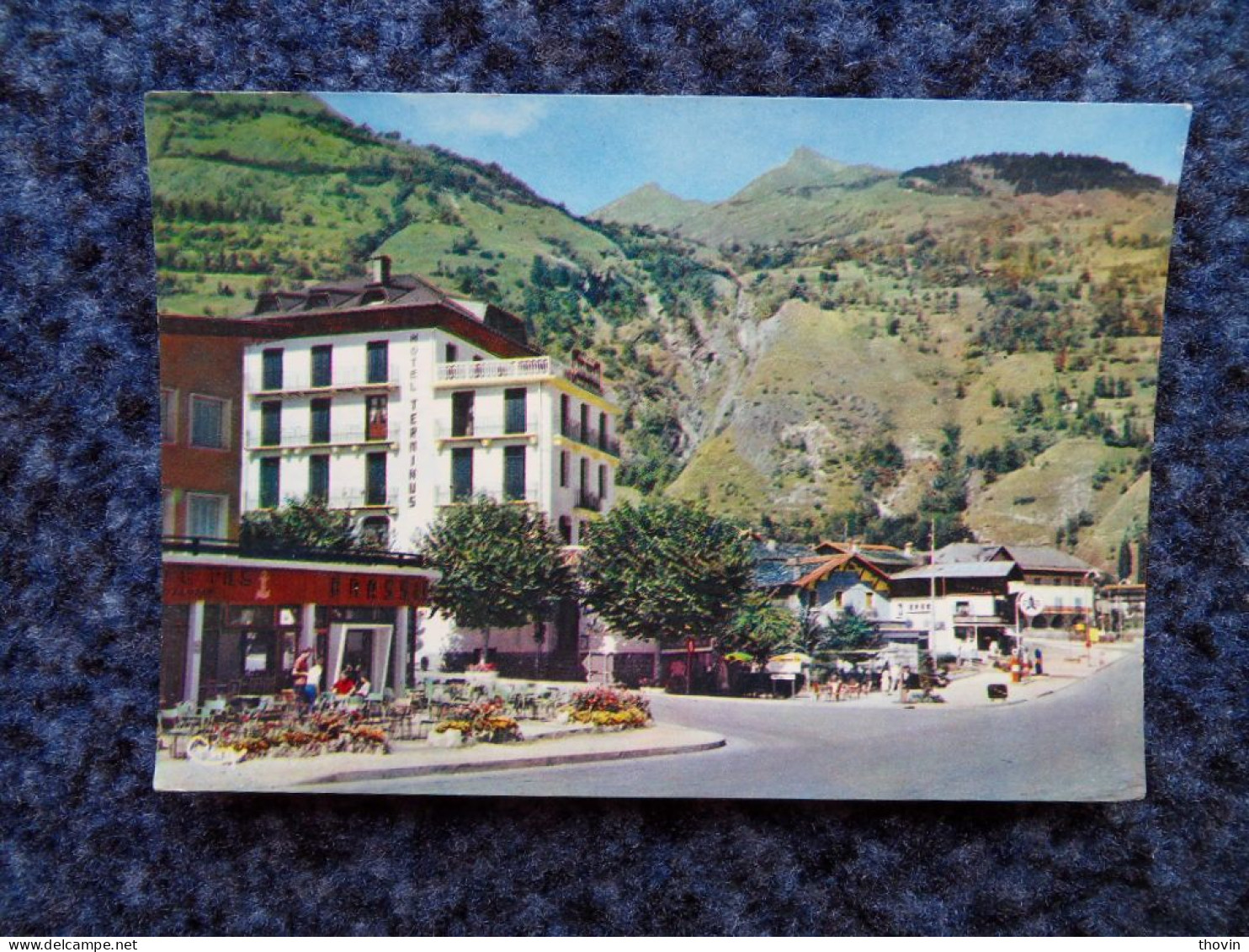 KB10/1028-Bourg Saint Maurice 1963 Place De La Gare Hôtel Terminus Station Pompe Essence Terrasse Brasserie - Bourg Saint Maurice