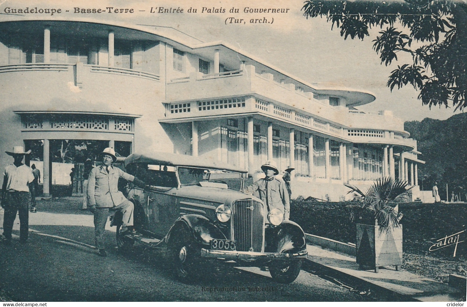 971 - GUADELOUPE - BASSE-TERRE - ENTREE DU PALAIS DU GOUVERNEUR - BELLE VOITURE ANCIENNE COUPE - VOIR ETAT - Basse Terre